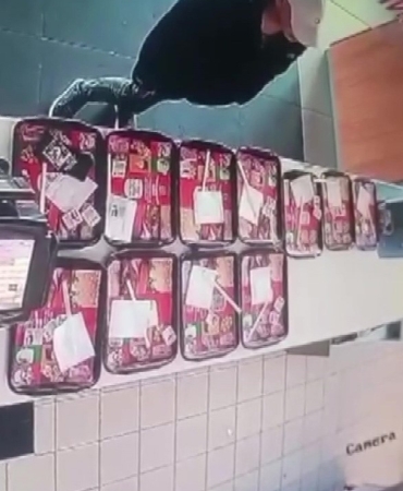 yemek-tepsisindeki-cep-telefonunu-boyle-caldi-Usz3XWAx.jpg