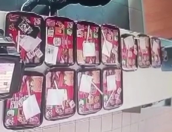 yemek-tepsisindeki-cep-telefonunu-boyle-caldi-Usz3XWAx.jpg