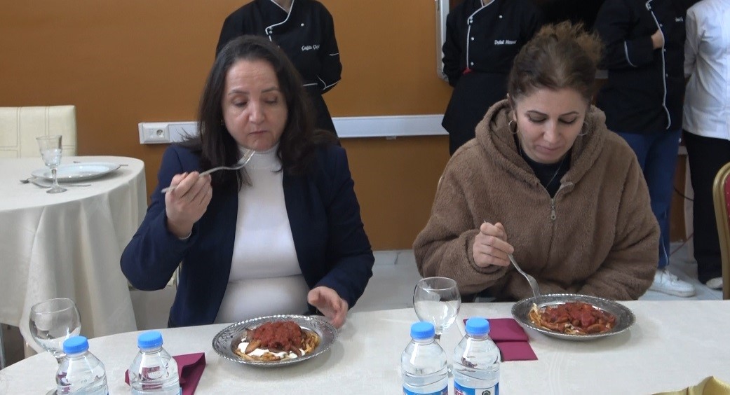 yemekleri bu kez ogrenciler yapti anneler juri oldu 12 AwBBu54q