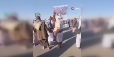 yemende-husileri-arazisine-el-koymakla-suclayan-bir-kisi-protesto-amaciyla-kendini-atese-verdi-jA5gBVfR.jpg