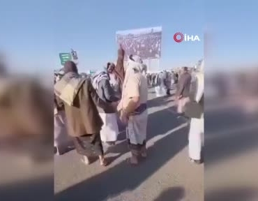 yemende-husileri-arazisine-el-koymakla-suclayan-bir-kisi-protesto-amaciyla-kendini-atese-verdi-jA5gBVfR.jpg