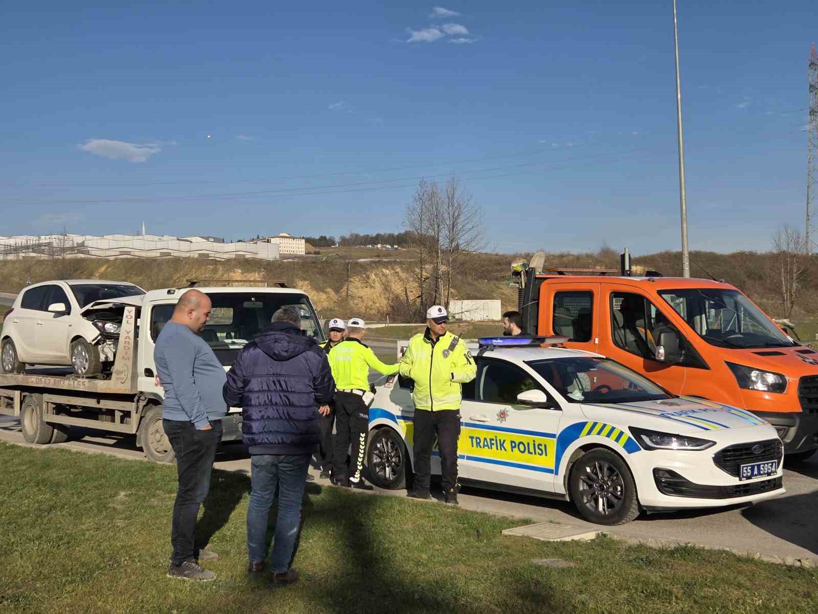 yeni aldigi araciyla kaza yapti 2 yarali 1 CcHkAfCR