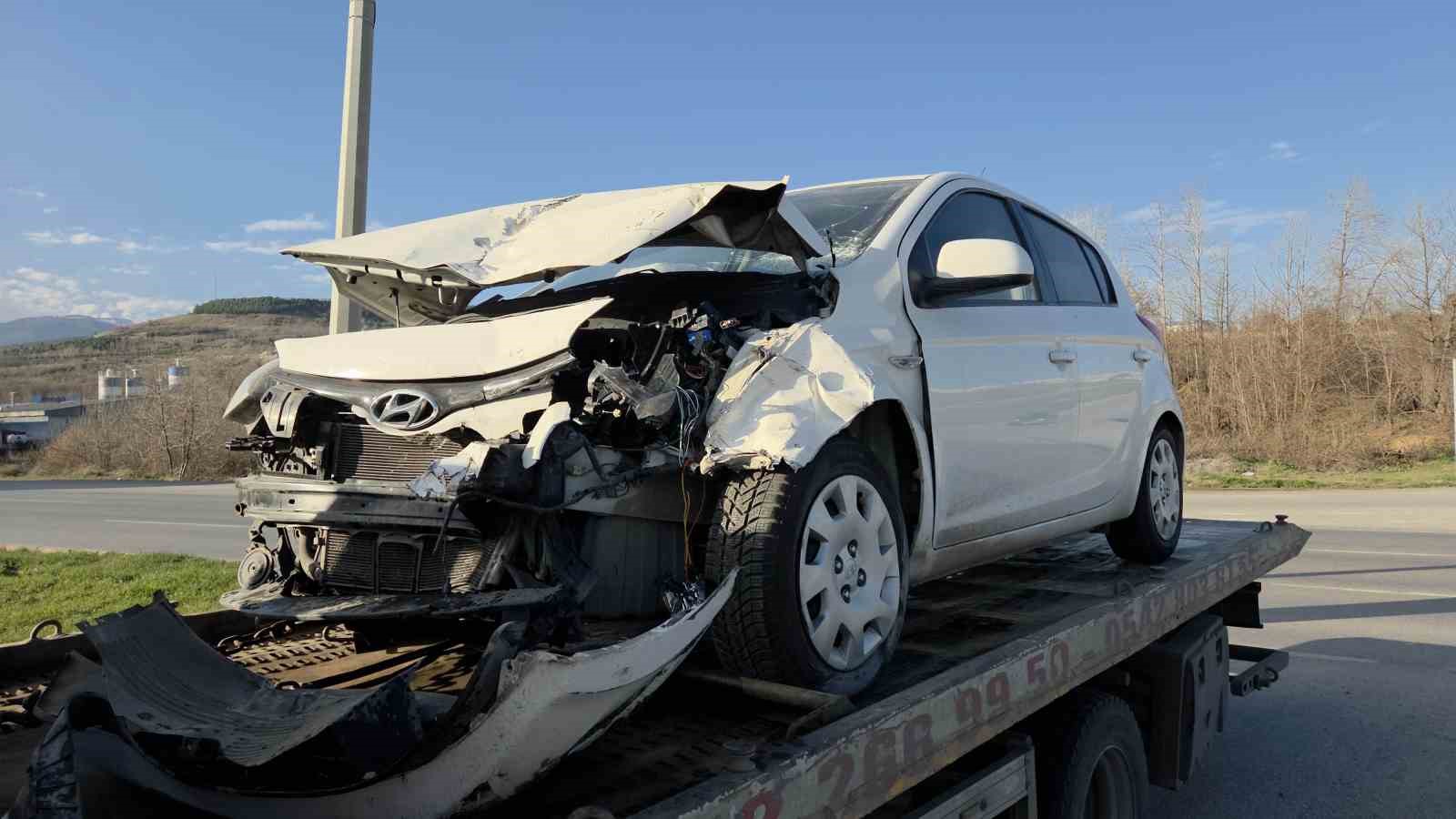 yeni aldigi araciyla kaza yapti 2 yarali 4