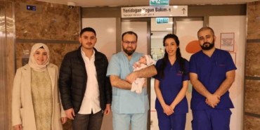 yeni-dogan-bebek-79-gunde-4-agir-ameliyat-gecirerek-hayata-tutundu-WnsgvEAp.jpg