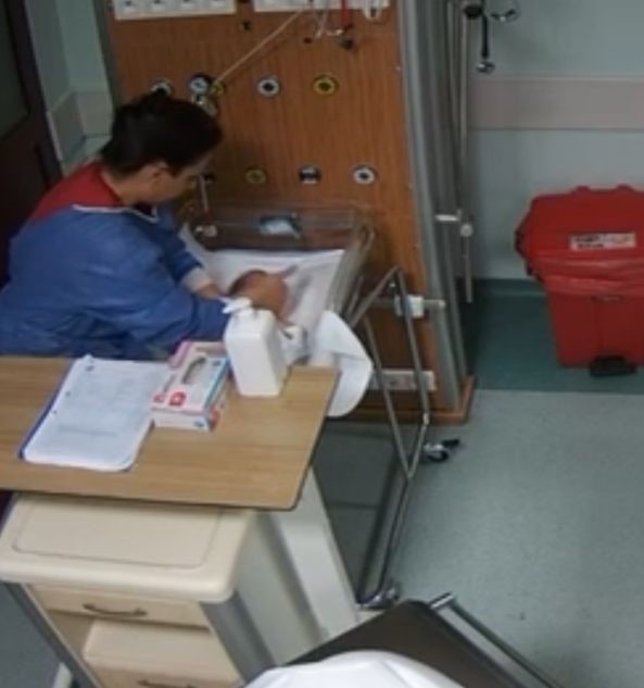 yeni goruntuler ortaya cikti bebege siddet uygulayan hemsire baska bebege de tokat atmis 2 yRWAS3vk