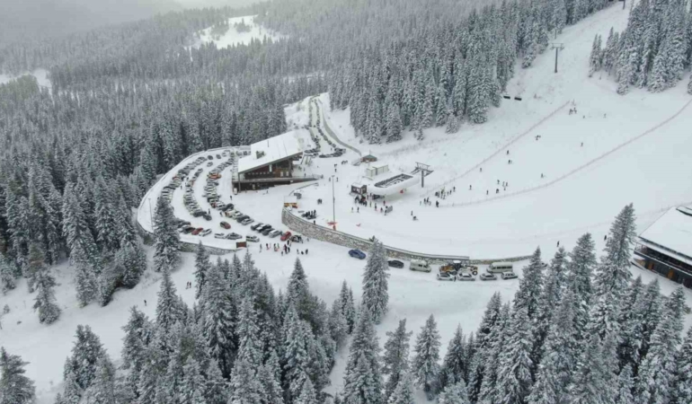 yeni-yil-tatilinde-vatandaslar-ilgaz-dagina-akin-etti-sbSLiKaH.jpg