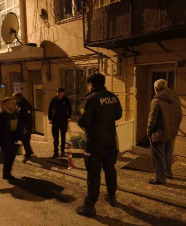 yeni-yila-balkonda-mahsur-kalarak-girdi-kbMC9c7P.jpg