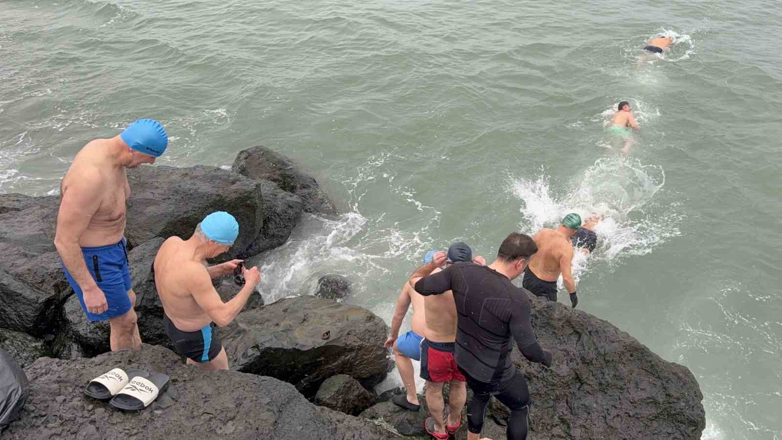 yeni yilin ilk gununde buz gibi suda deniz keyfi 1 8IajzM4O