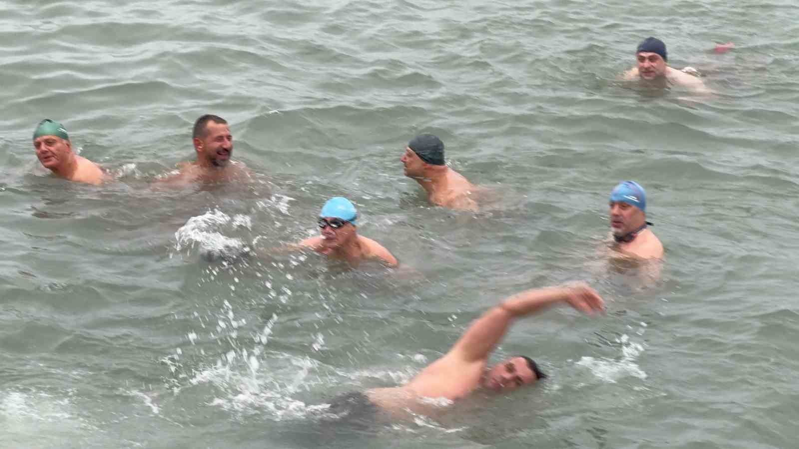 yeni yilin ilk gununde buz gibi suda deniz keyfi 3 AEgTCuHj