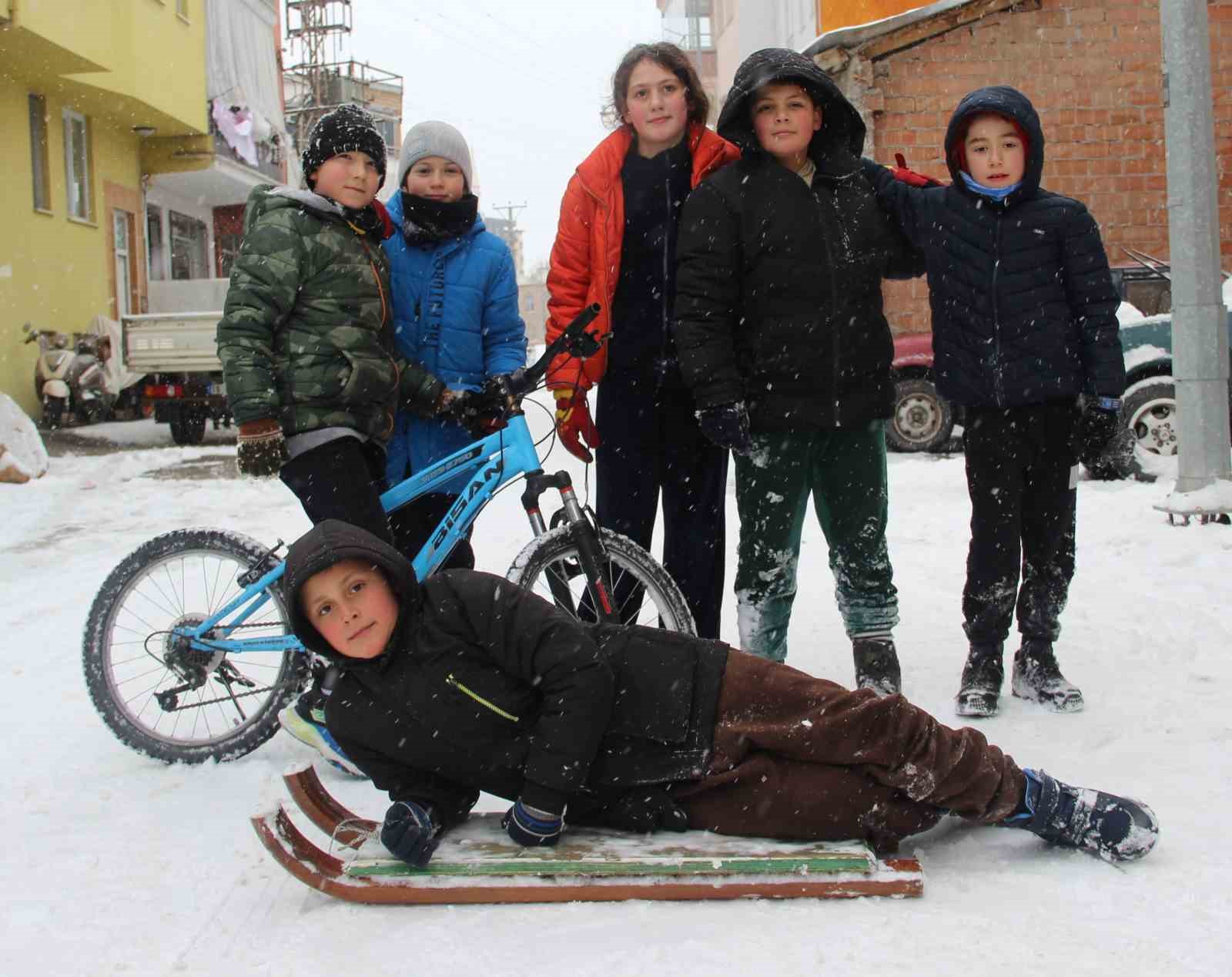 yeni yilin ilk gununde kar nesesi cocuklar sokaklara dokuldu 11 QgB7T1Ha