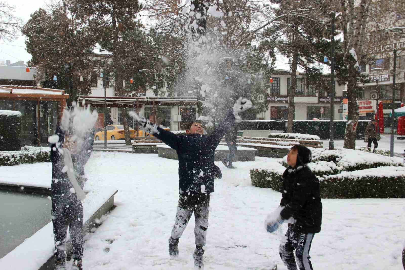 yeni yilin ilk gununde kar nesesi cocuklar sokaklara dokuldu 7 mZC37Wfm