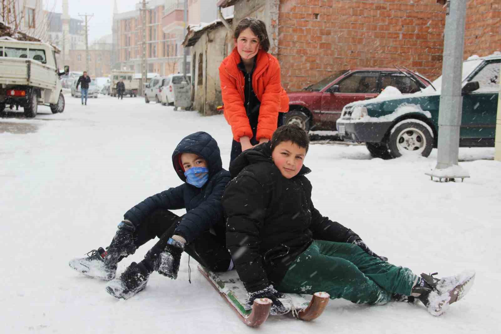 yeni yilin ilk gununde kar nesesi cocuklar sokaklara dokuldu 9 ANhp1RQ1