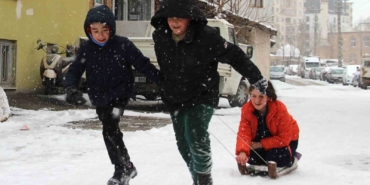 yeni-yilin-ilk-gununde-kar-nesesi-cocuklar-sokaklara-dokuldu-kcnUVaYe.jpg