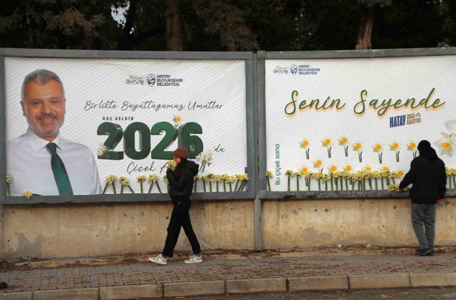 yeni yilin ilk hediyesi vatandaslara billboardlar uzerinde verildi 1 vKaJnpmy