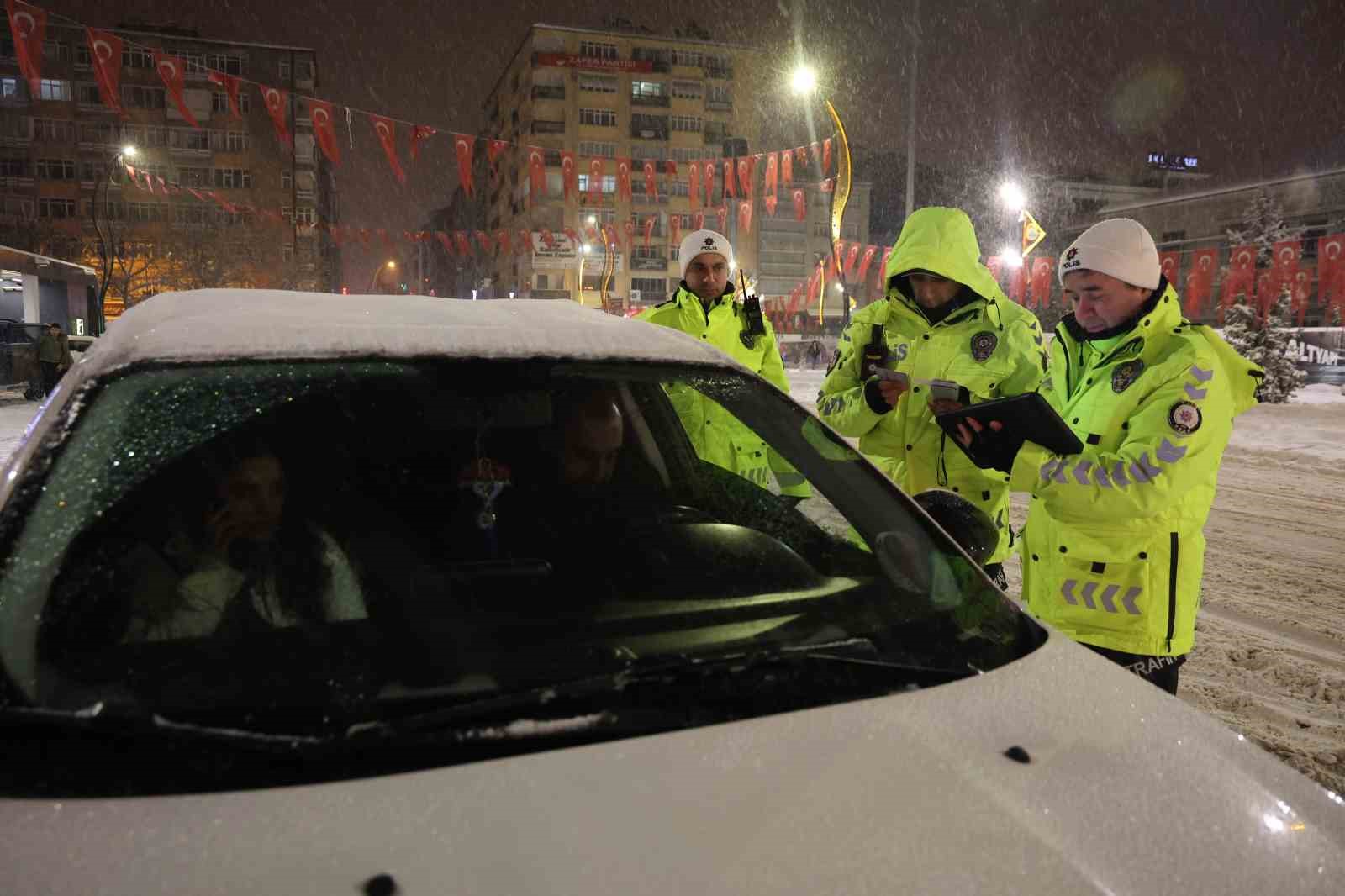 yeni yilin ilk saatlerinde polis ekiplerinden denetim 2
