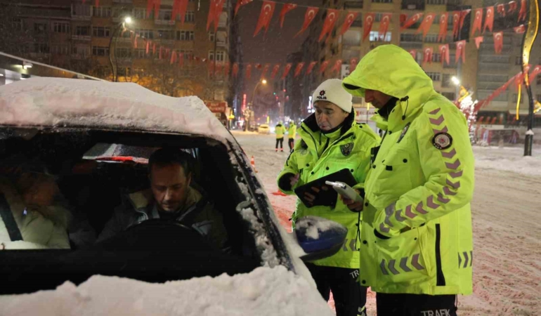 yeni-yilin-ilk-saatlerinde-polis-ekiplerinden-denetim-jVNczpWx.jpg