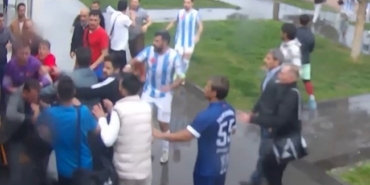 yenildikleri-takimin-futbolculari-tarafindan-darbedildiler-nwuclEFd.jpg