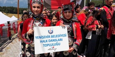 yenisehir-halk-danslari-toplulugu-kocayayla-senliklerinde-ayakta-alkislandi-ylwe7IHd.jpg