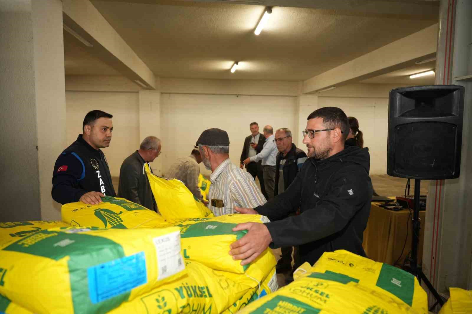 yenisehirde ureticiye dev destek 750 ciftciye silajlik misir tohumu dagitildi 3 MuW8S7Xv