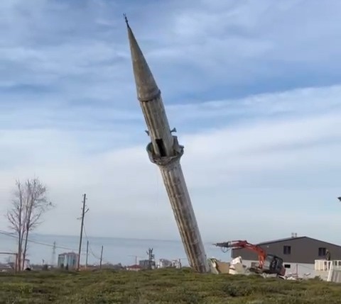 yenisi yapilinca eski caminin minaresi kontrollu bir sekilde yikildi 0 vScjZHpF