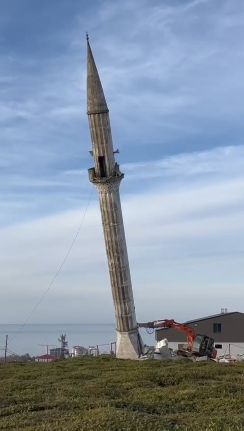 yenisi yapilinca eski caminin minaresi kontrollu bir sekilde yikildi 1