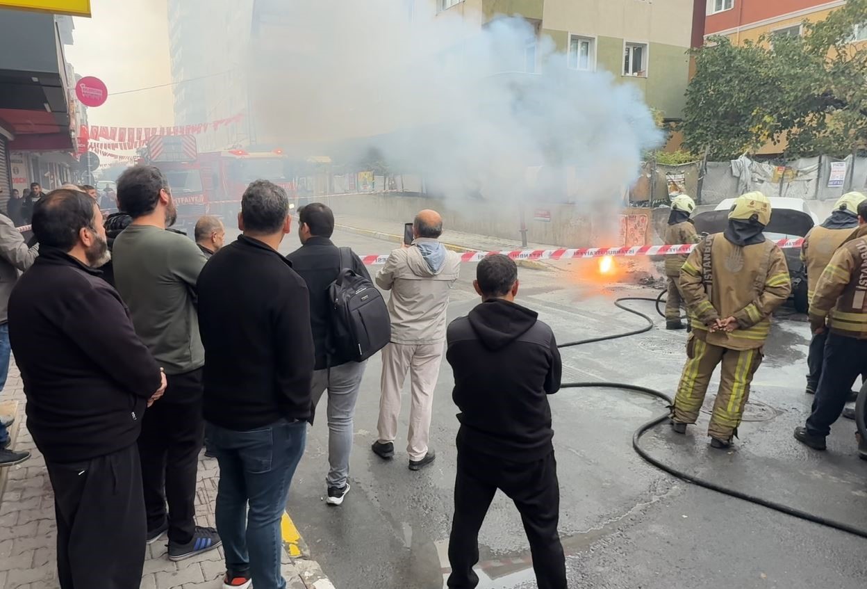 Yer altı elektrik kabloları patladı, bir otomobil alev alev yandı 5 yer alti elektrik kablolari patladi bir otomobil alev alev yandi 1 dhI4WQDa