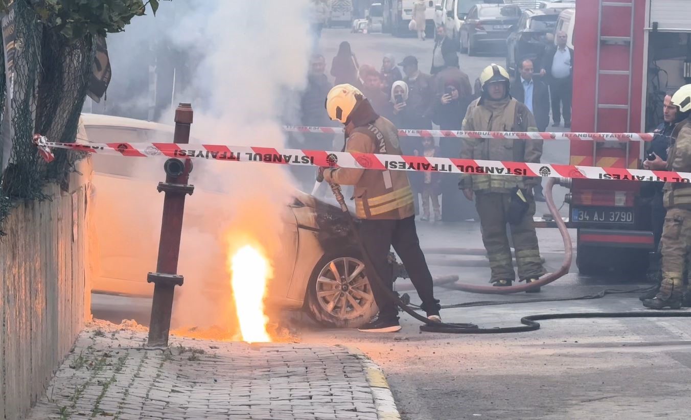 Yer altı elektrik kabloları patladı, bir otomobil alev alev yandı 6 yer alti elektrik kablolari patladi bir otomobil alev alev yandi 2 NDdfaJPU