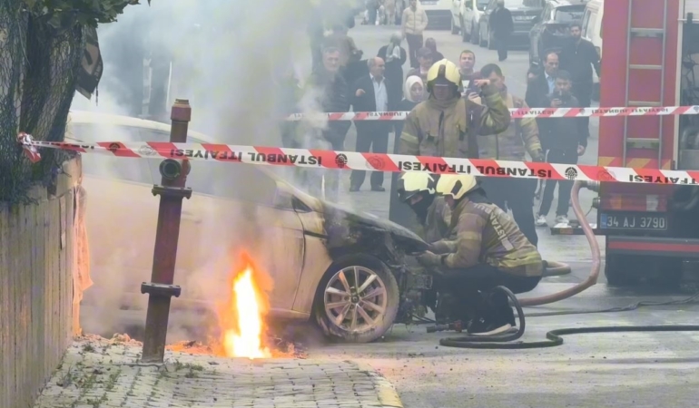 yer-alti-elektrik-kablolari-patladi-bir-otomobil-alev-alev-yandi-uUekniBz.jpg