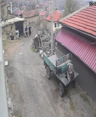 yerde-yatan-karisinin-kafasina-tekme-atti-C9G4Byyy.jpg