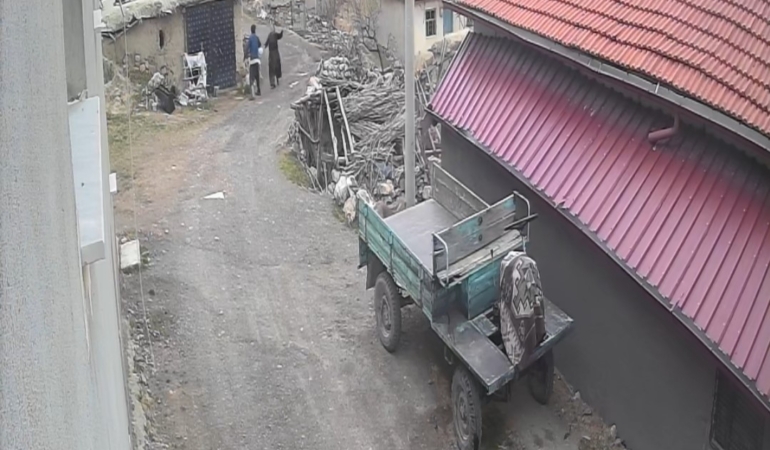 yerde-yatan-karisinin-kafasina-tekme-atti-C9G4Byyy.jpg