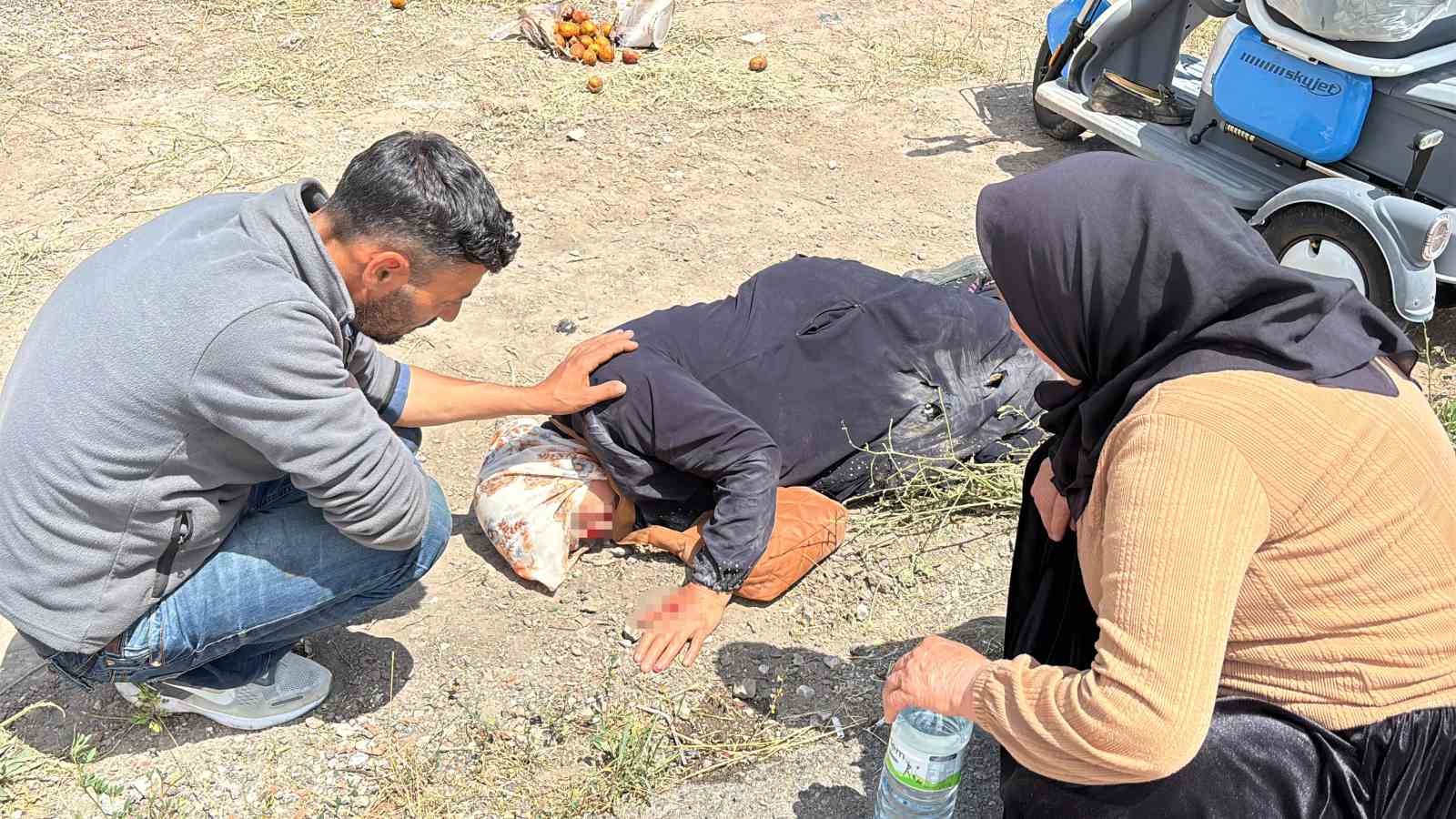 yerde yatan yarali kadina mont ile golgelik yaptilar 0 CKuli9hi