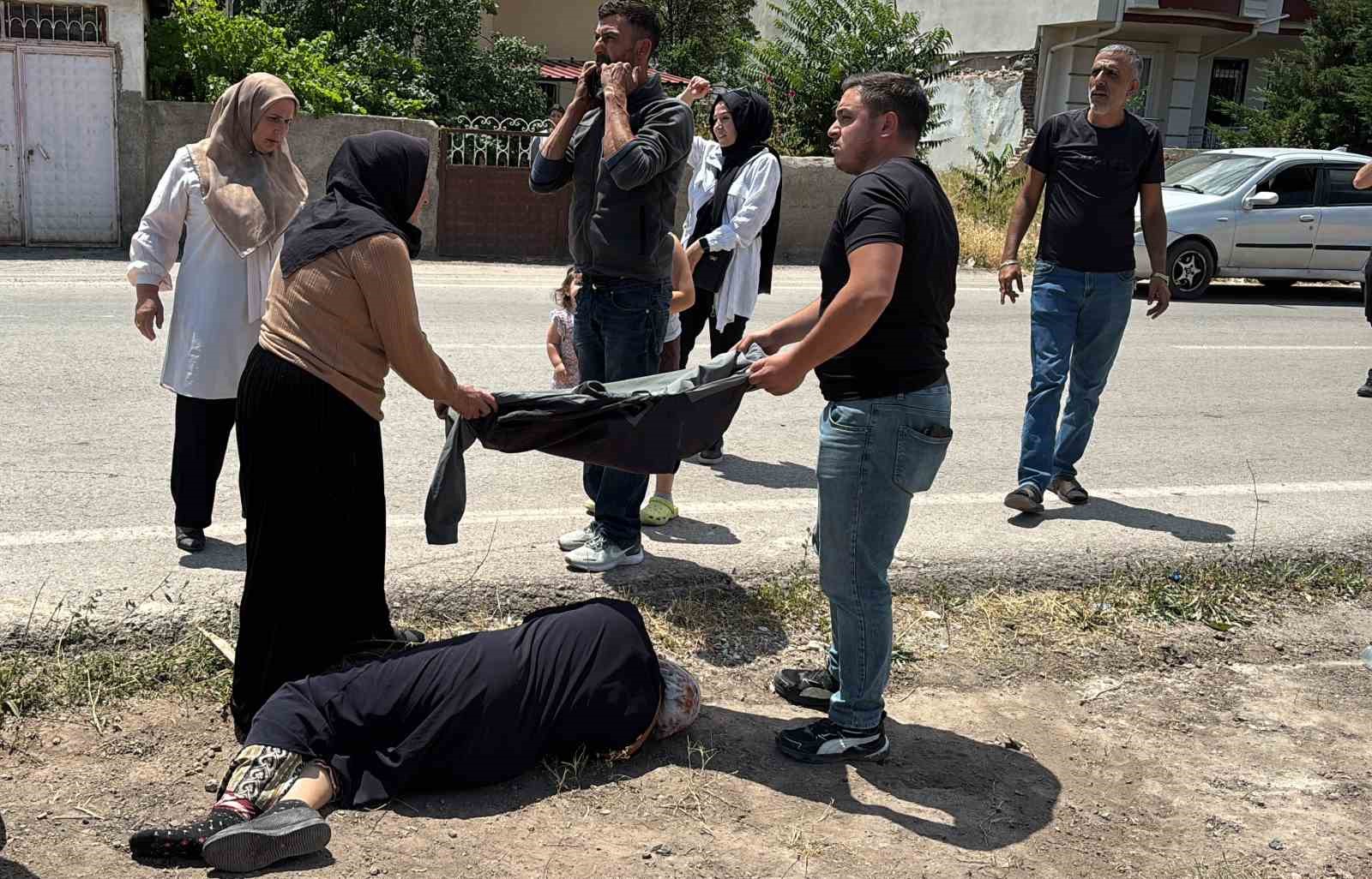 yerde yatan yarali kadina mont ile golgelik yaptilar 2 kmj1kkc9