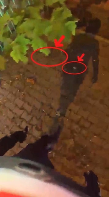 yere attigi uyusturucu polisin yaka kamerasina takildi 0