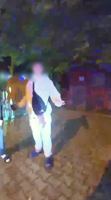 yere attigi uyusturucu polisin yaka kamerasina takildi 1