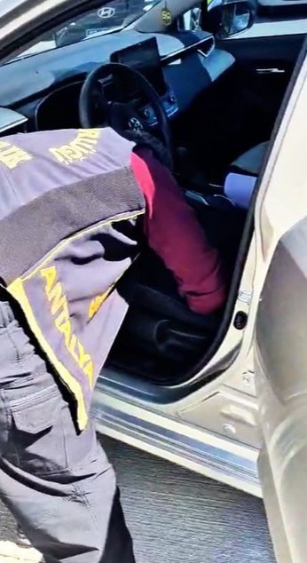 yere attigi uyusturucu polisin yaka kamerasina takildi 2 j58BTptf