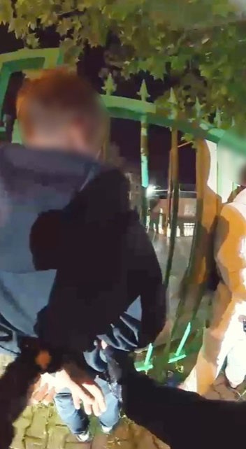 yere attigi uyusturucu polisin yaka kamerasina takildi 4 OIySyAJy
