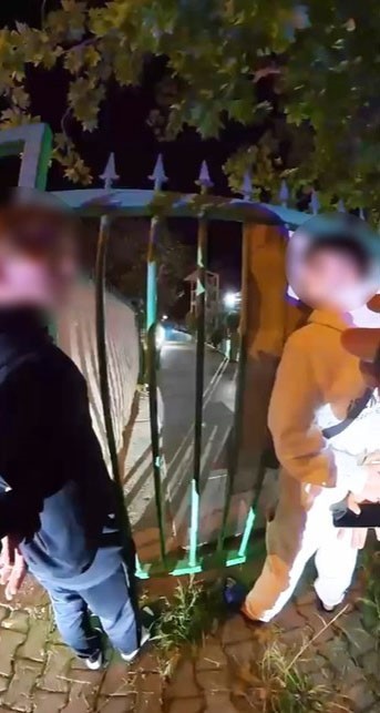 yere attigi uyusturucu polisin yaka kamerasina takildi 5