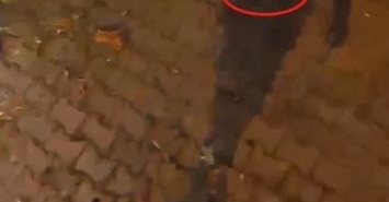 yere-attigi-uyusturucu-polisin-yaka-kamerasina-takildi-s4V5Ny12.jpg