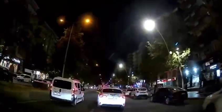 yere dusen cocugun hastaneye yetistirilebilmesi icin polis sikisik trafigi acti 2 eTbSKpYk