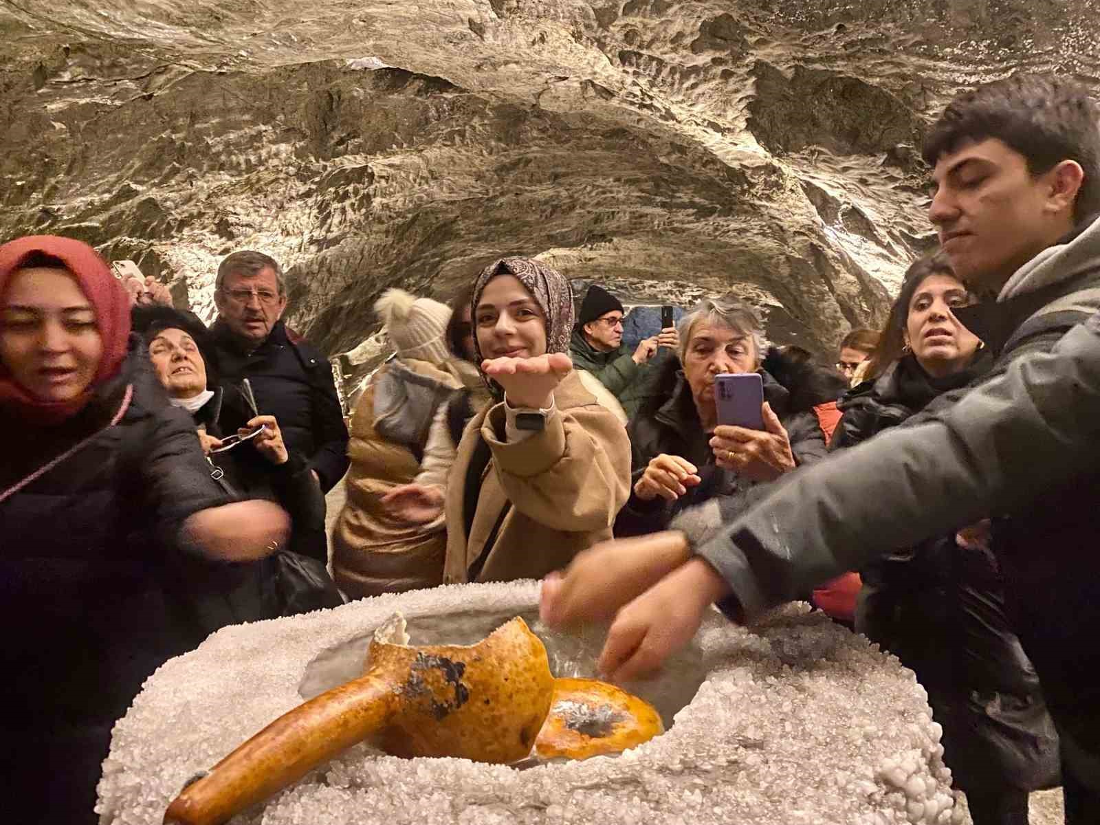 yerin 150 metre altindaki bu magarada sifa ariyorlar 0 VtHRUtku