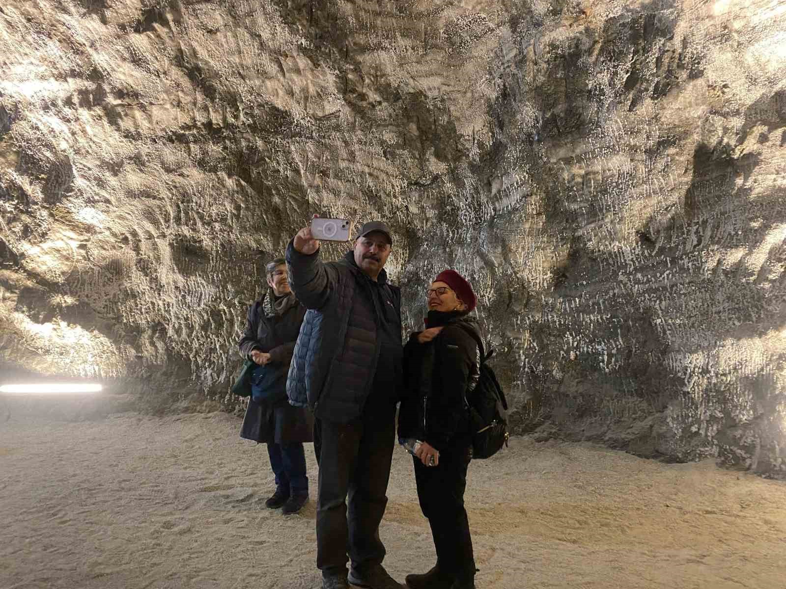 yerin 150 metre altindaki bu magarada sifa ariyorlar 4 bZuDBCry