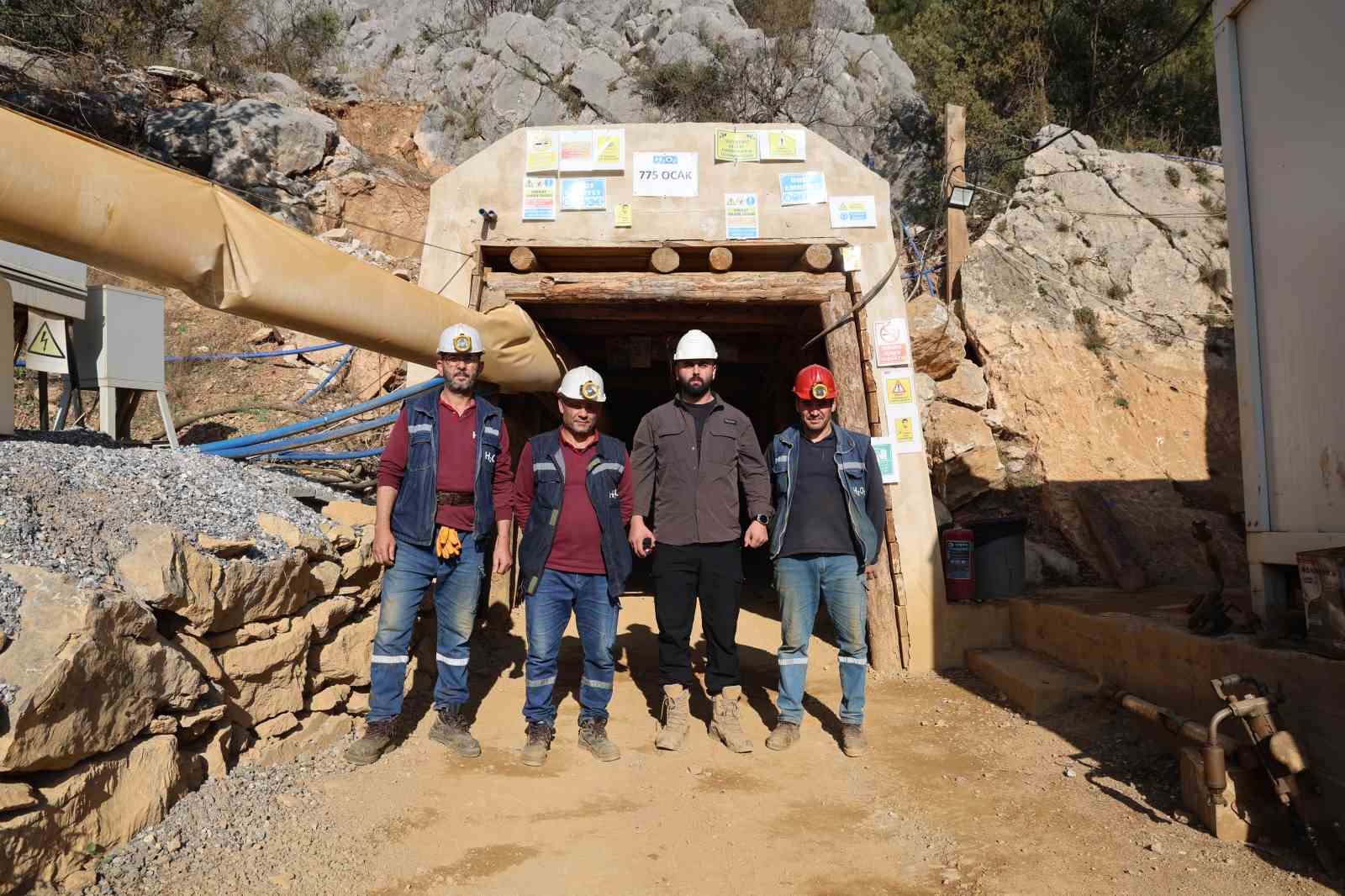 Yerin 700 metre altında zorlu mücadele: Karanlıklar içinde hem kendilerinin hem de ülkenin geleceği için mesai yapıyorlar 8 yerin 700 metre altinda zorlu mucadele karanliklar icinde hem kendilerinin hem de ulkenin gelecegi 4c2vXrjc