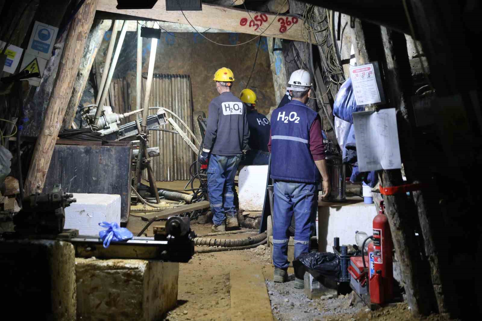 Yerin 700 metre altında zorlu mücadele: Karanlıklar içinde hem kendilerinin hem de ülkenin geleceği için mesai yapıyorlar 7 yerin 700 metre altinda zorlu mucadele karanliklar icinde hem kendilerinin hem de ulkenin gelecegi 6739vbbk
