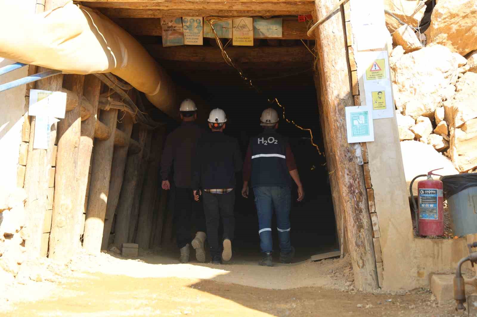 Yerin 700 metre altında zorlu mücadele: Karanlıklar içinde hem kendilerinin hem de ülkenin geleceği için mesai yapıyorlar 13 yerin 700 metre altinda zorlu mucadele karanliklar icinde hem kendilerinin hem de ulkenin gelecegi H1w6wQPA