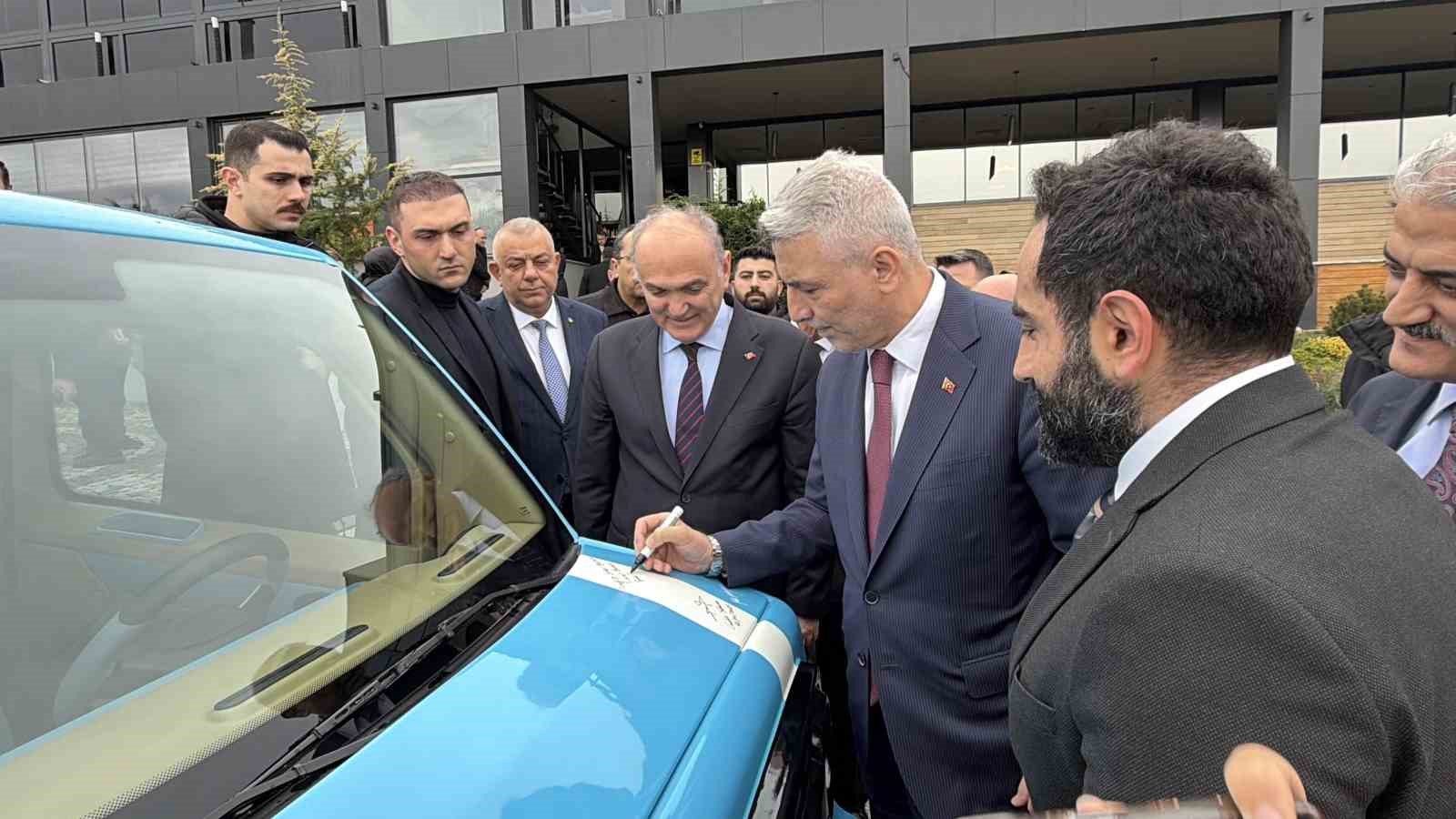 yerli uretim elektrikli araca bakan bolat hayran kaldi 2 H26wkU4t