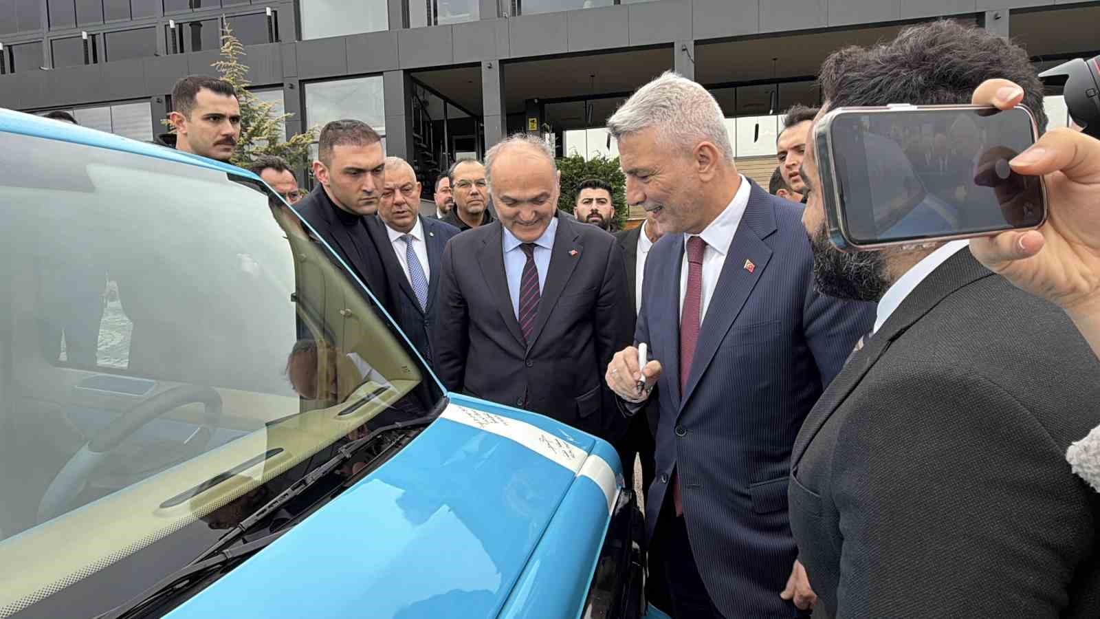 yerli uretim elektrikli araca bakan bolat hayran kaldi 3