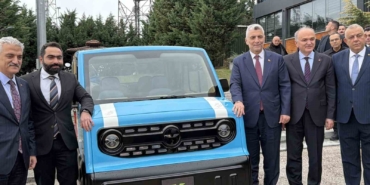 yerli-uretim-elektrikli-araca-bakan-bolat-hayran-kaldi-mr4g9gfC.jpg