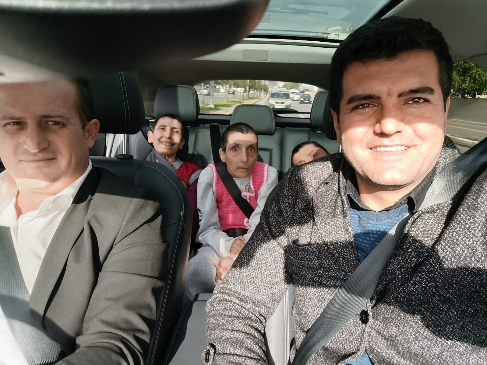yerli ve milli otomobile binmek isteyen uc engelli kardesin istegi karsiliksiz kalmadi 0 vzIBh444