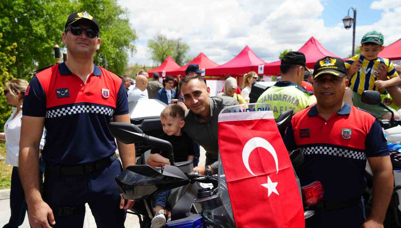 Yerli ve milli silahlar Aile Festivali’nde ilgi gördü 14 yerli ve milli silahlar aile festivalinde ilgi gordu 10 8wvwkArz
