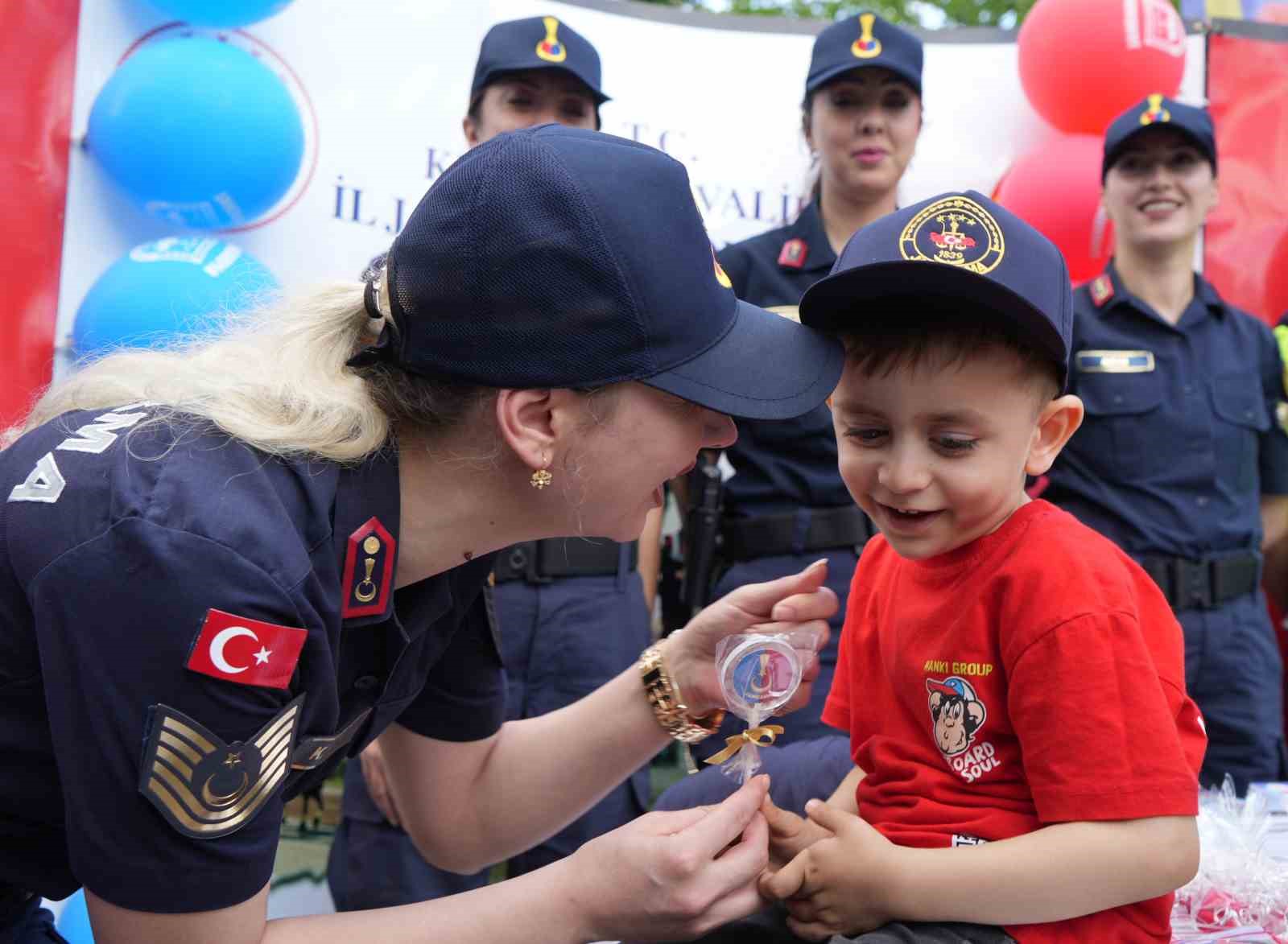Yerli ve milli silahlar Aile Festivali’nde ilgi gördü 8 yerli ve milli silahlar aile festivalinde ilgi gordu 4 PKfTUJFf